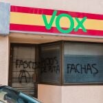 Pintadas en la fachada de la sede de Vox en Soria