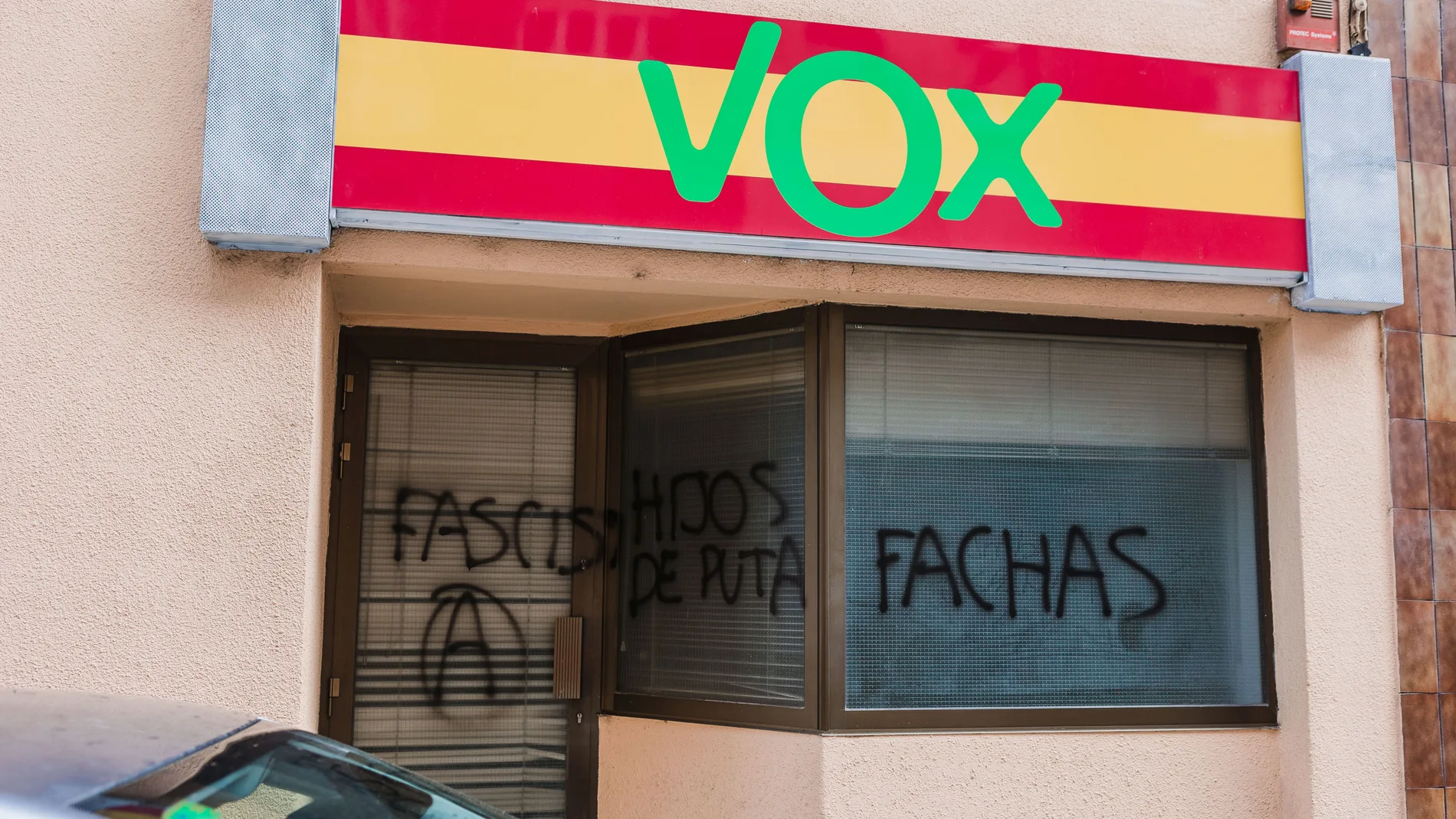 Pintadas en la fachada de la sede de Vox en Soria