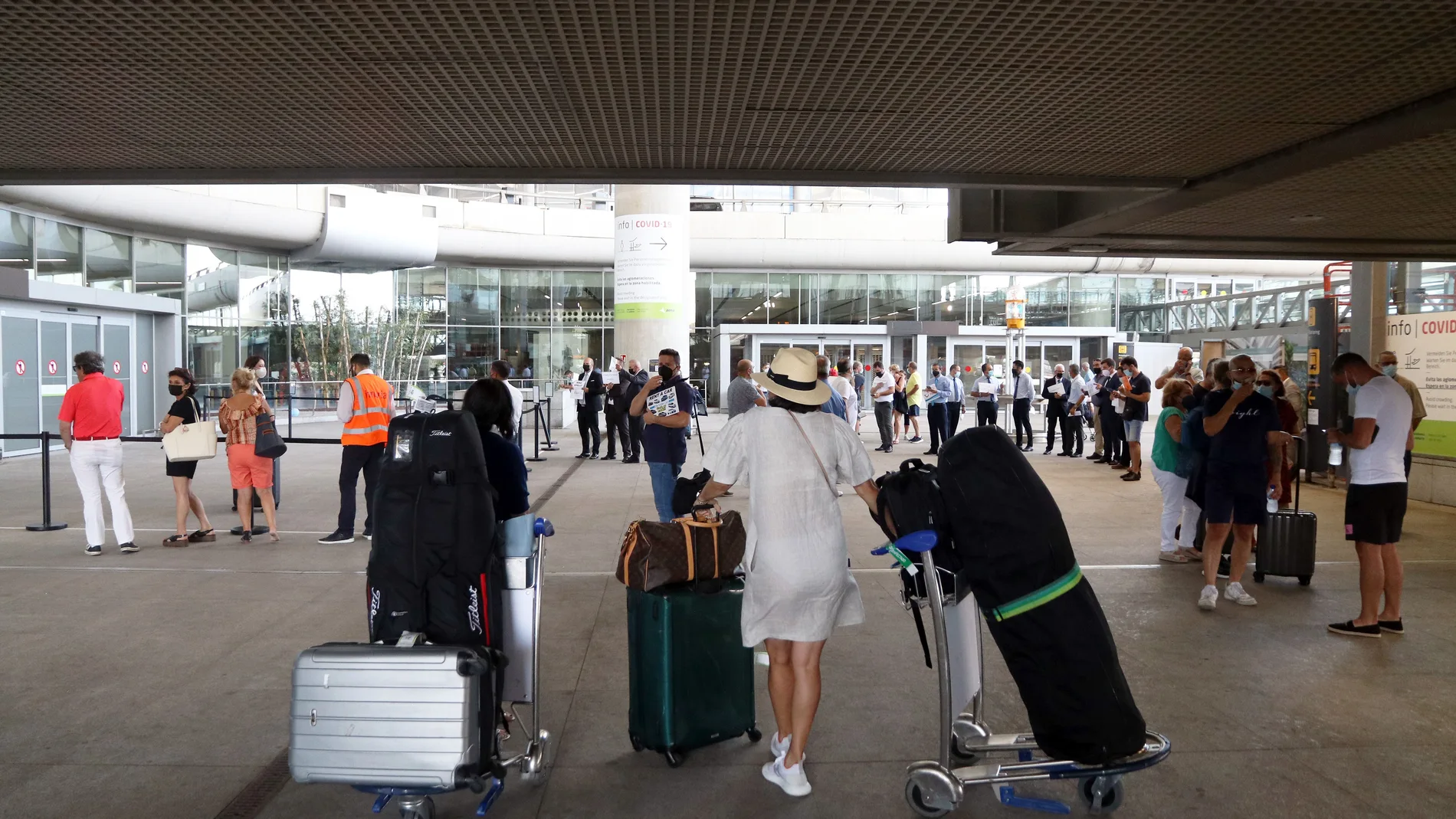 Llegada de turistas al aeropuerto de la Costa del Sol, en Málaga