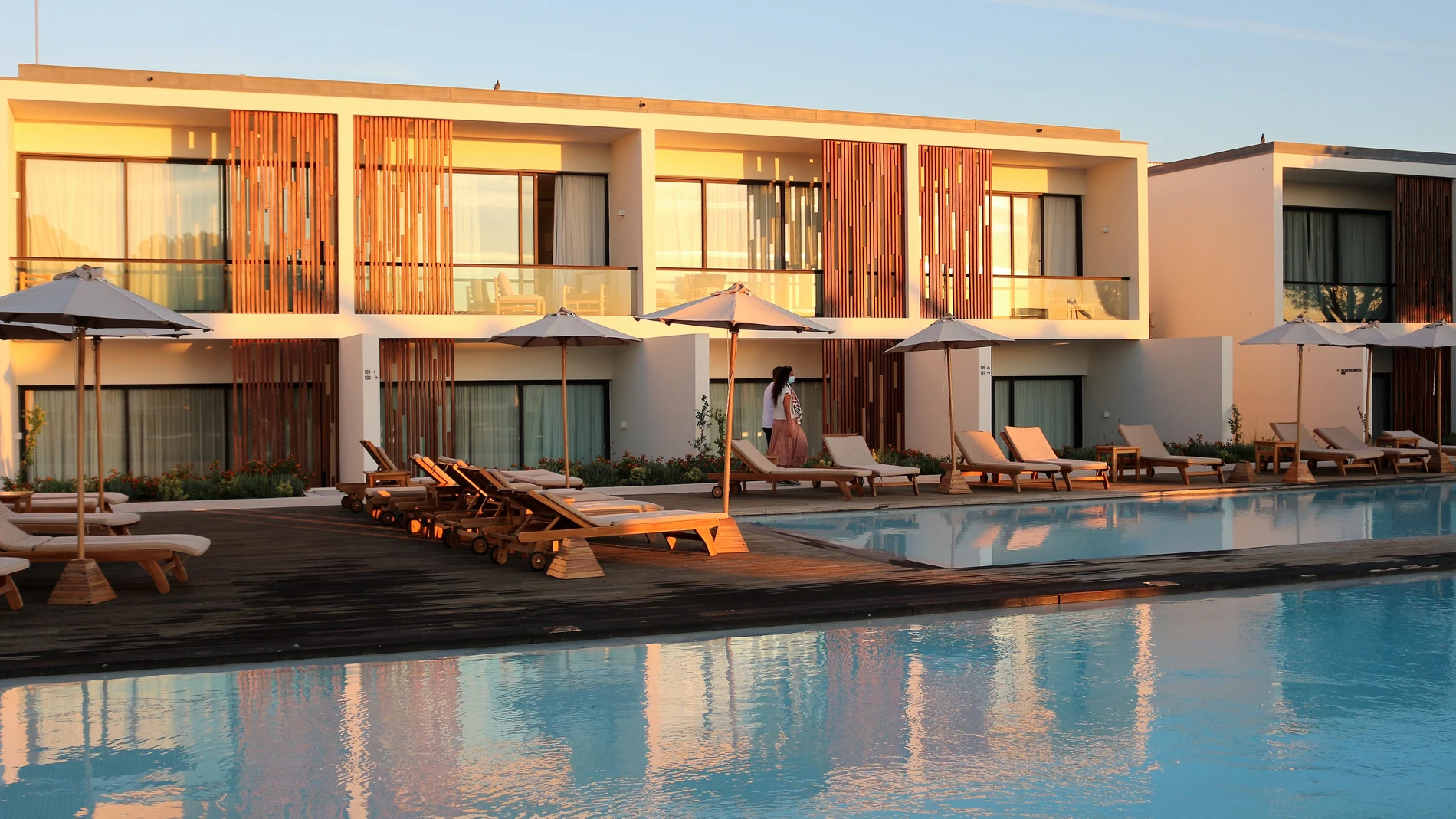 Zona de piscinas del Évora Farm Hotel & Spa, en la localidad portuguesa de Évora