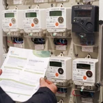 Una factura de la luz y contadores