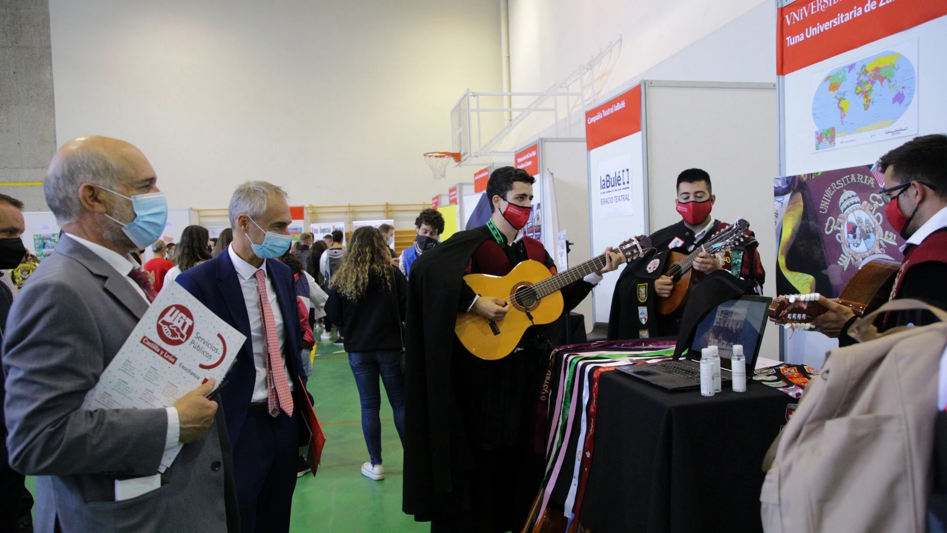 El rector, Ricardo Rivero visita la X Feria de Bienvenida de Zamora