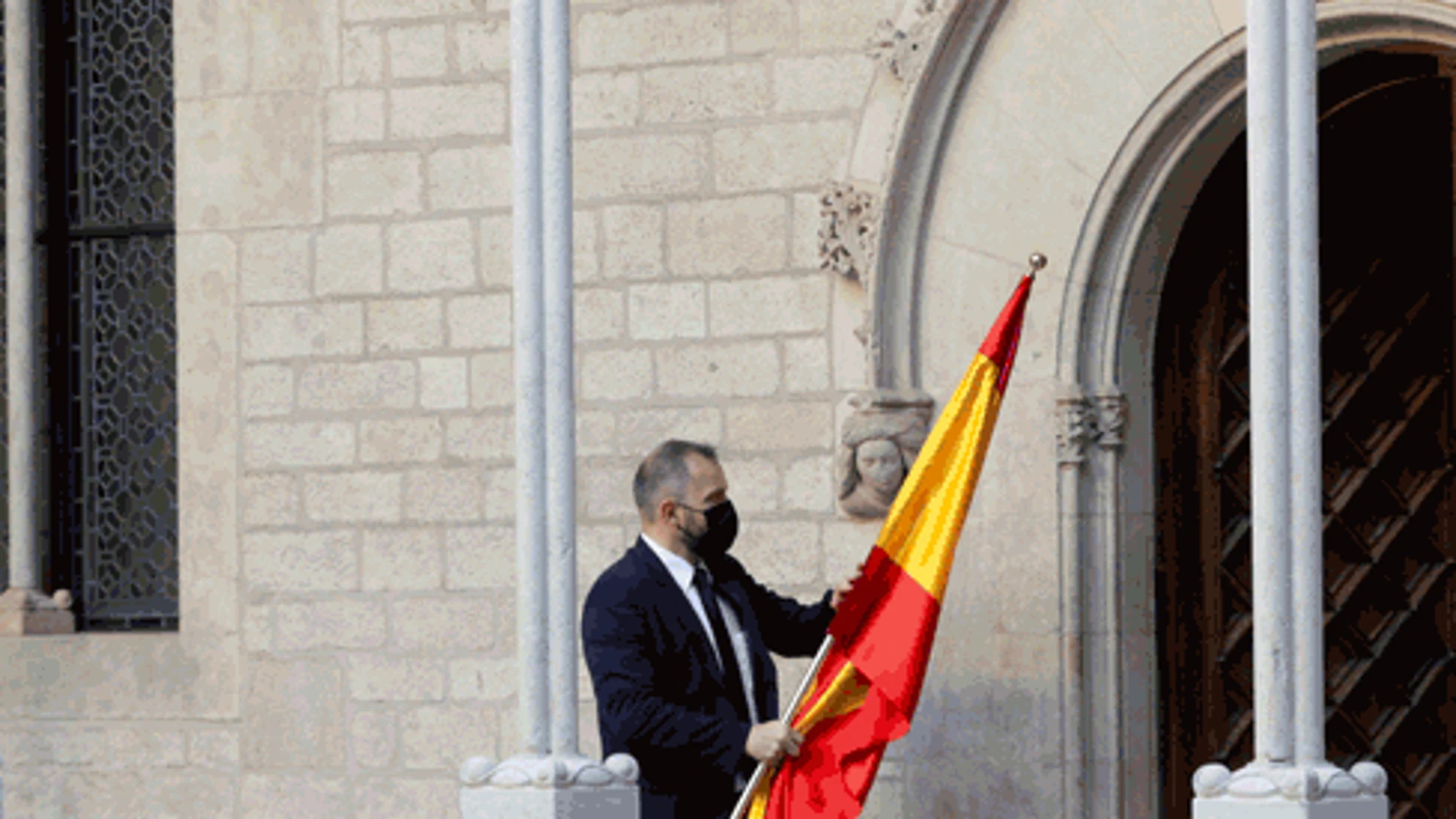 Al retirar la bandera de España, que estaba junto a la catalana cuando ha comparecido Sánchez, se ha quedado solo la “senyera” detrás de Aragonès.