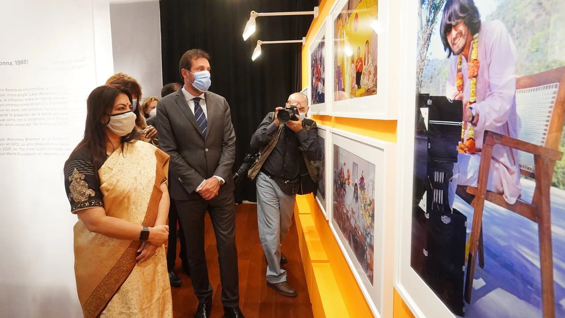 El alcalde de Valladolid, Óscar Puente, visita la exposición "The Beatles and India" junto aa ministra de Estado de Asuntos Exteriores y Cultura de India, Meenakashi Lehki