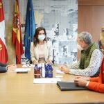 La consejera Ana Carlota Amigo se reúne con el presidente de la Federación de Peluquerías de Castilla y León, Mariano Castaño