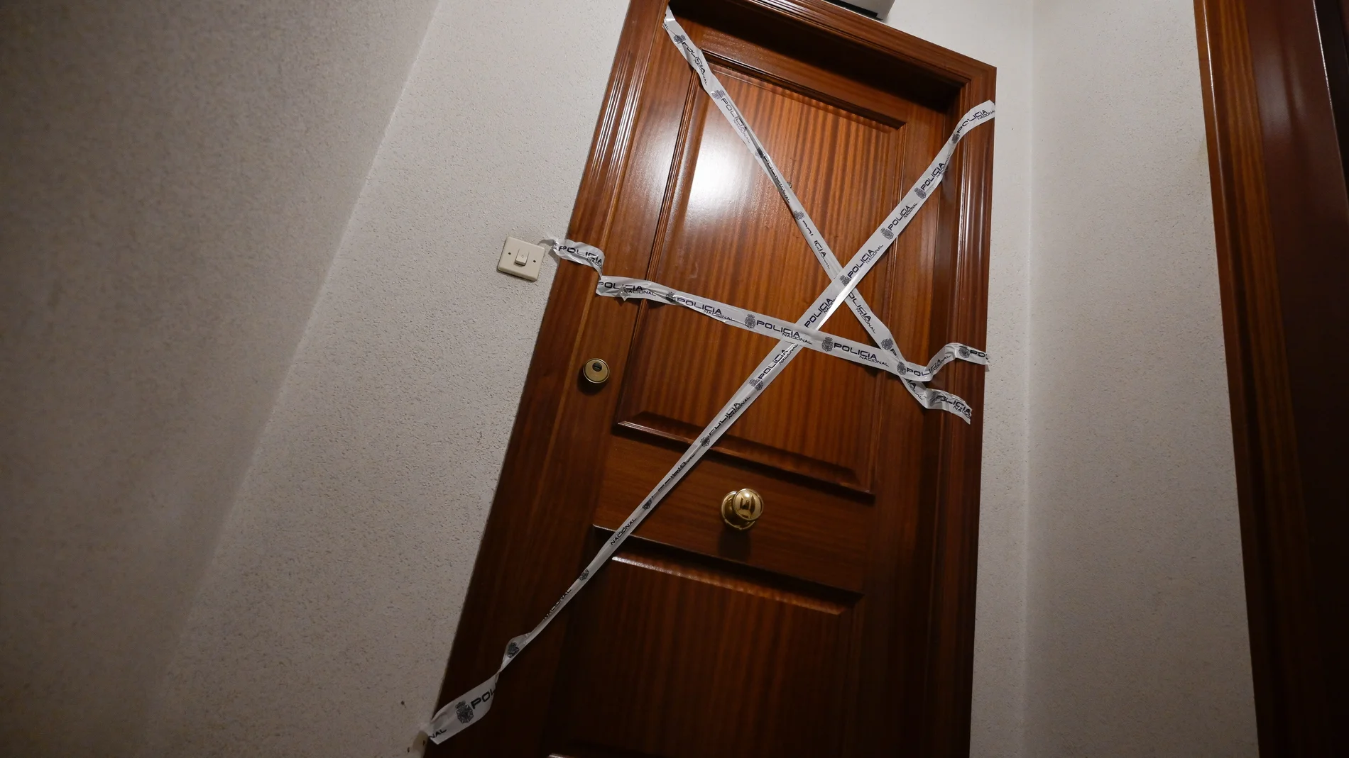 Puerta precintada de la vivienda con un caso de violencia machista. M. Dylan / Europa Press