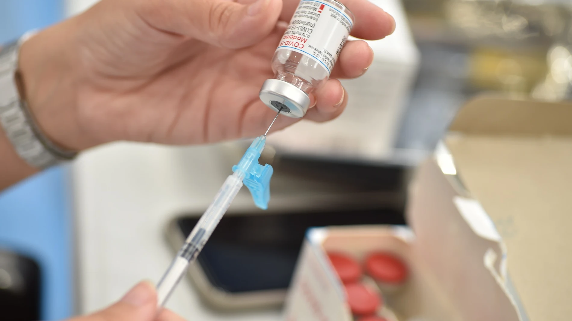 Preparación dosis vacuna Moderna contra el Covid-19