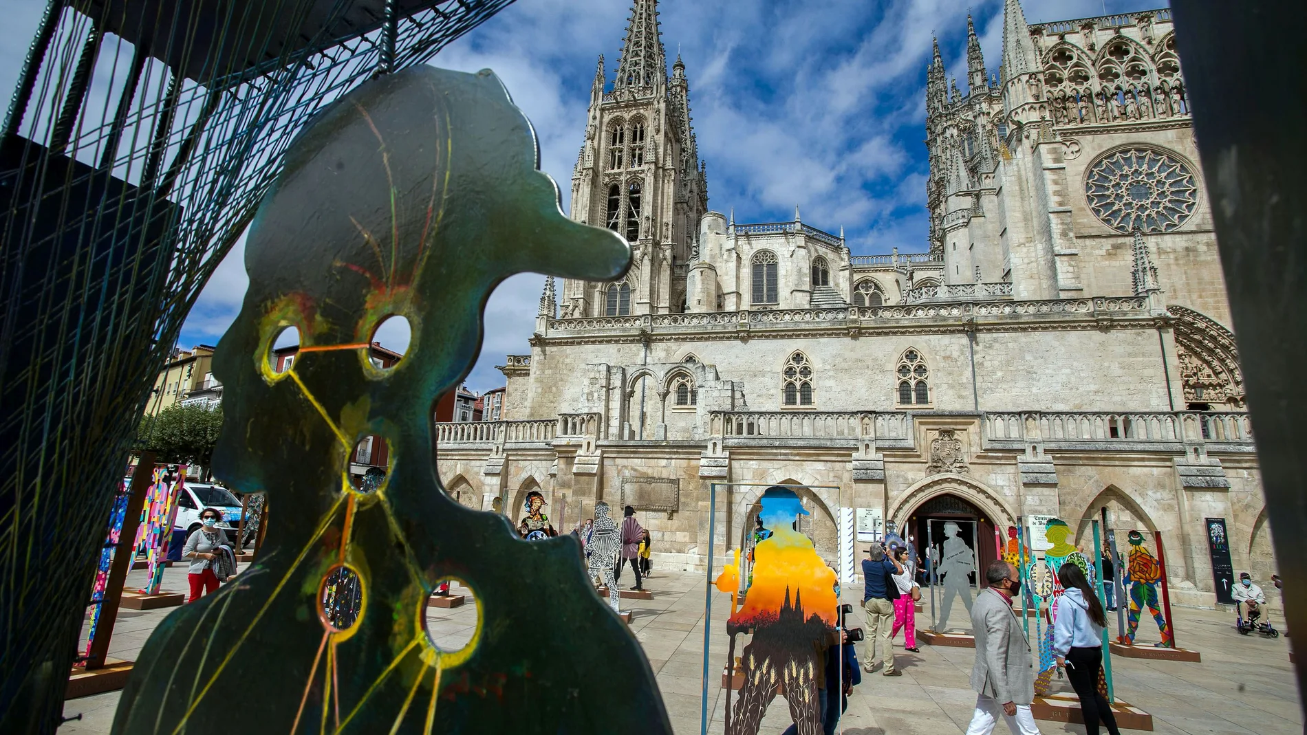 Presentación de las esculturas de peregrinos que señalizarán el Camino de Santiago a su paso por Burgos y que han decorado 40 artistas locales.