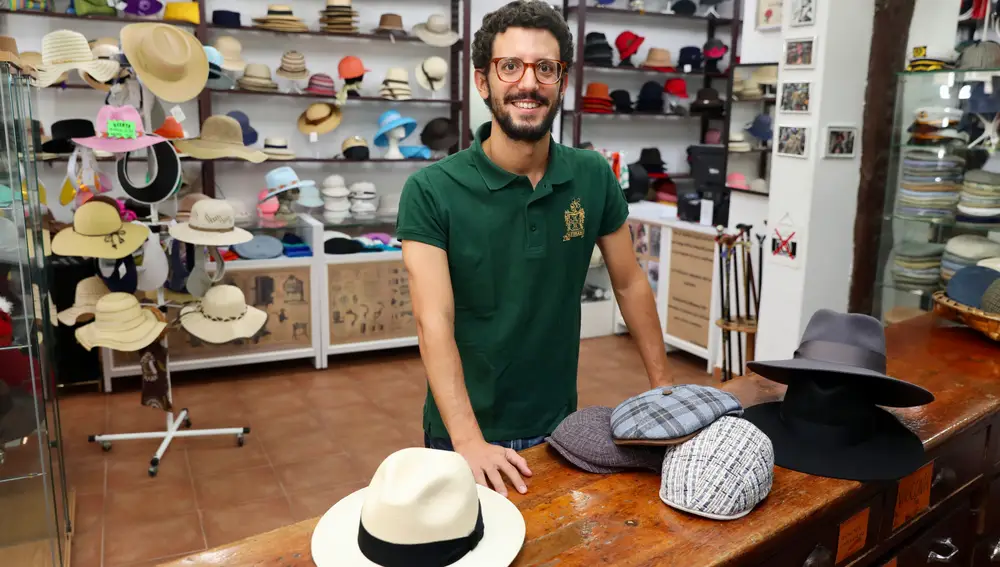 Héctor Medrano, actual gerente de la sombrerería más antigua de España.