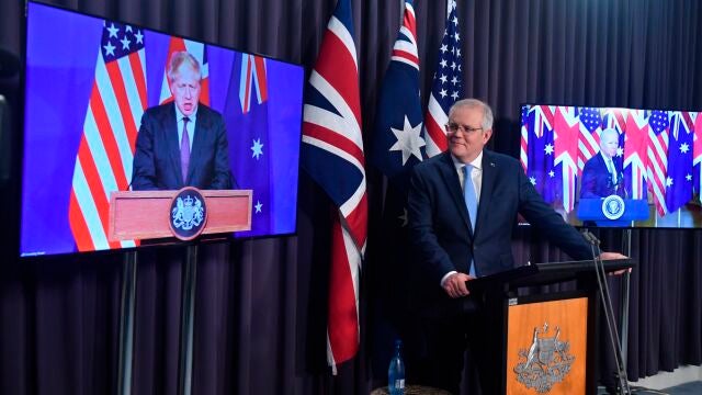 Boris Johnson, Scott Morrison y Joe Biden enuna rueda de prensa el año pasado para presentar la alianza militar AUKUS