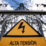 Cartel de peligro por alta tensión en una torre eléctrica