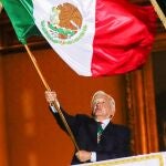 López Obrador ondea la bandera de México desde la plaza del Zócalo