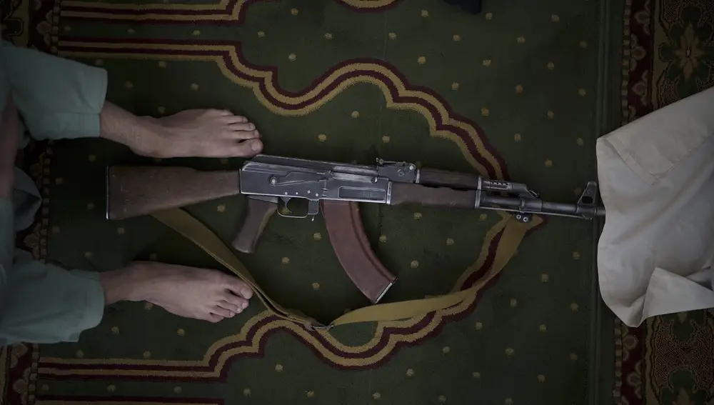 Un combatiente talibán deja su AK47 durante el rezo del viernes en una mezquita de Kabul