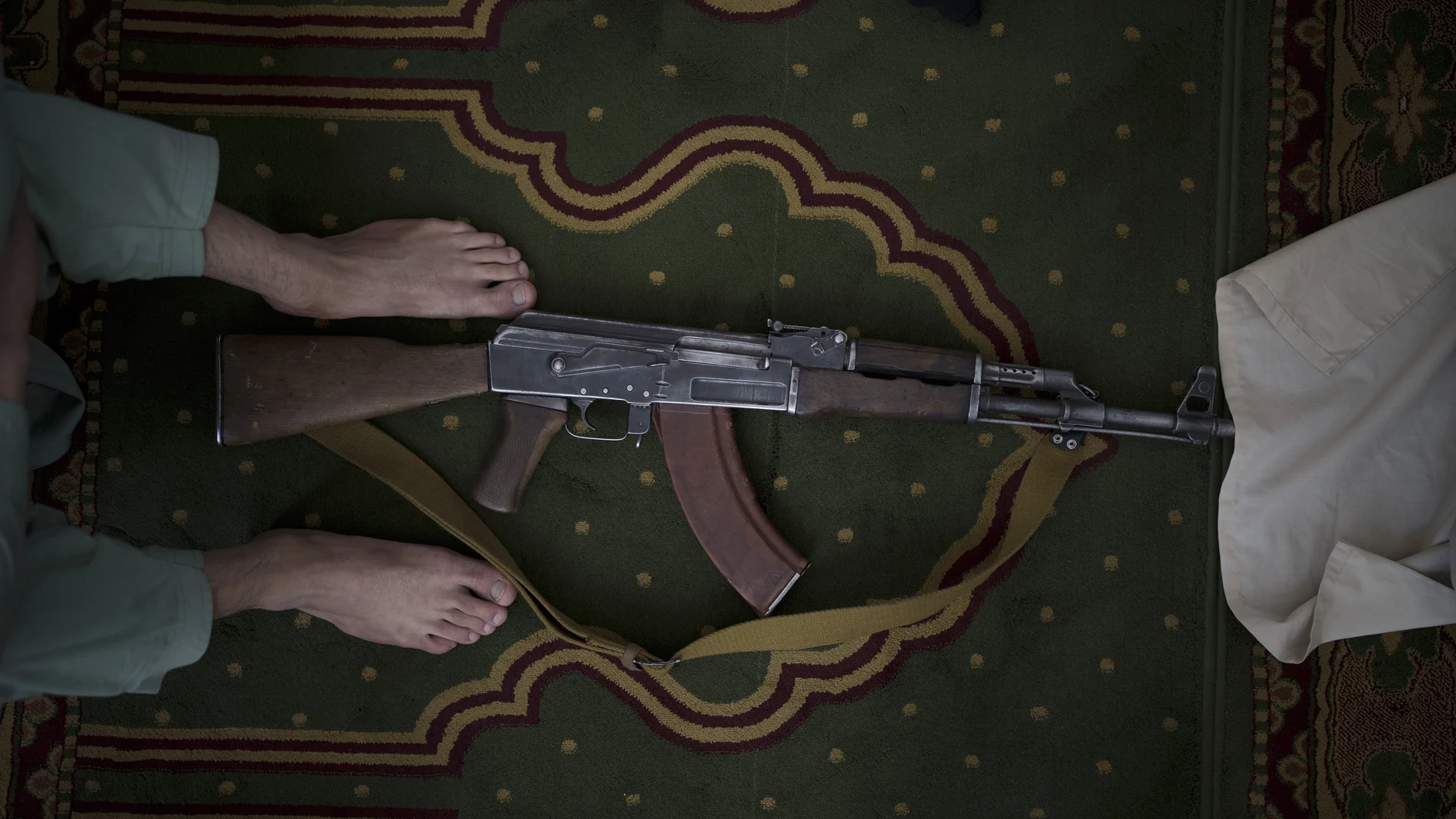 Un combatiente talibán deja su AK47 durante el rezo del viernes en una mezquita de Kabul
