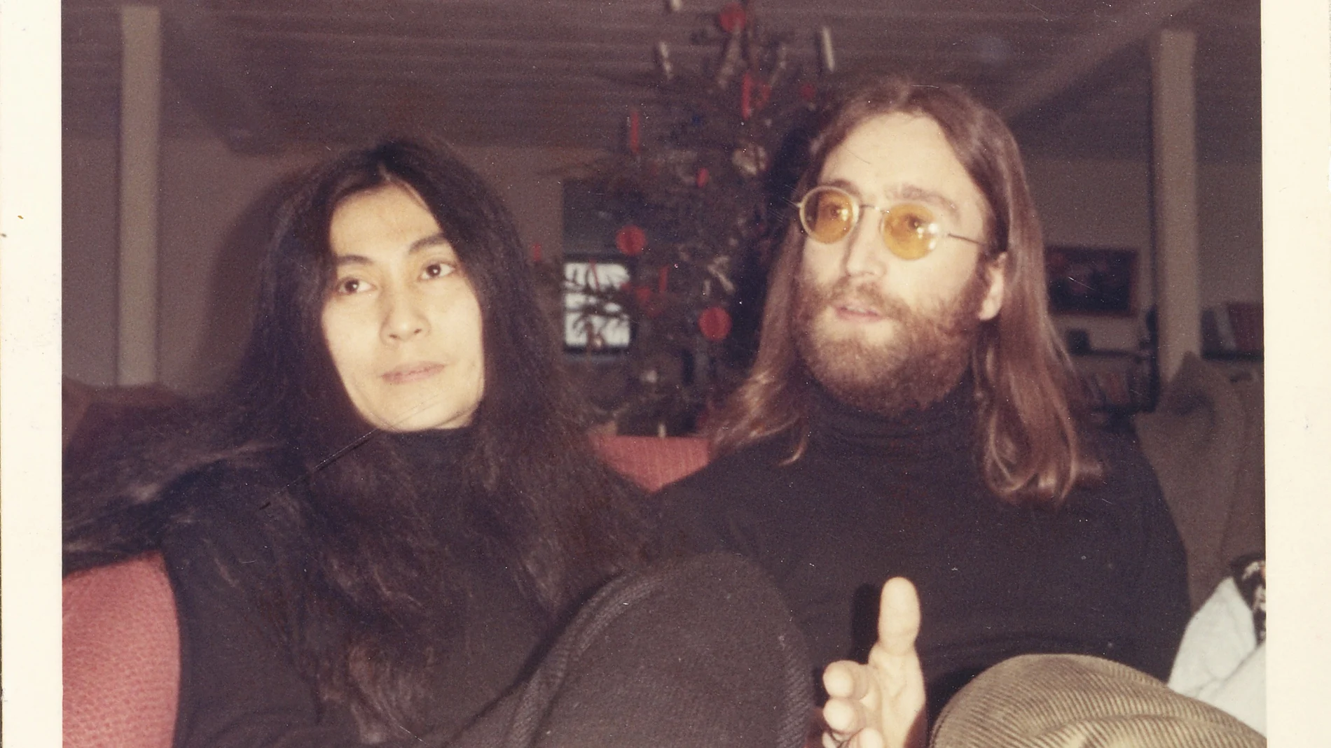 John Lennon y Yoko Ono en Thy, al norte de Dinamarca, fotografiados para el periódico local por unos estudiantes