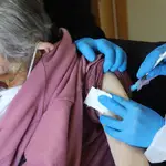 Una mujer recibe la vacuna contra la covid en una residencia de ancianos