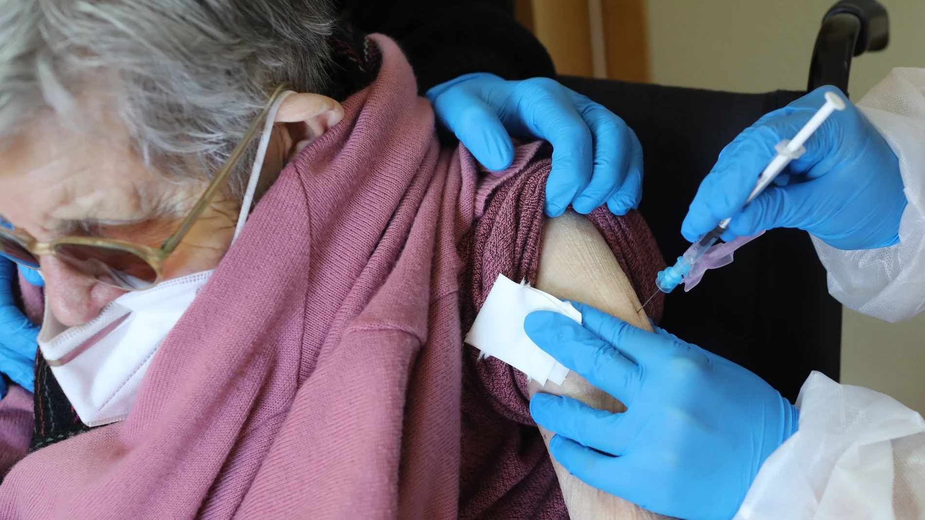 Una mujer recibe la vacuna contra la covid en una residencia de ancianos
