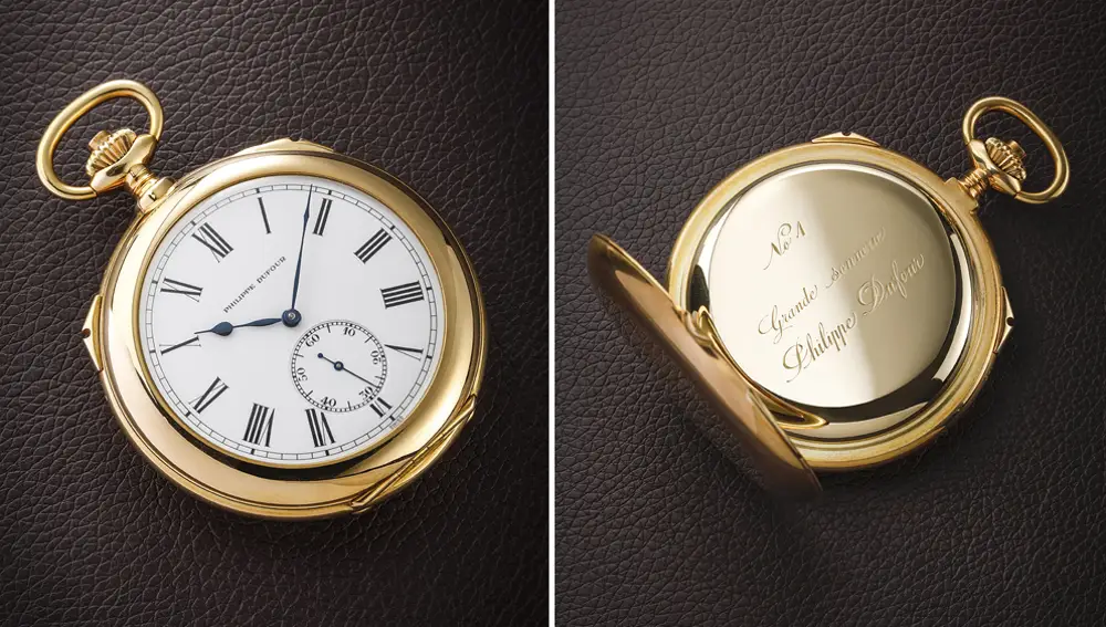 Un primer plano del reloj de bolsillo Grande Sonnerie y su fondo de caja.