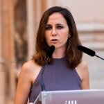 La ministra de Derechos Sociales y Agenda 2030, Ione Belarra, interviene tras firmar con la presidenta del Govern Balear, Francina Armengol