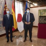 El presidente de la Región de Murcia, Fernando López Miras, con el embajador de Japón en España