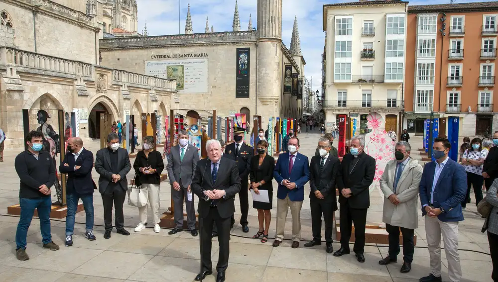 Méndez Pozo presenta las esculturas de peregrinos que señalizarán el Camino de Santiago a su paso por Burgos y que han decorado 40 artistas locales