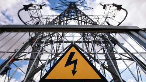 Imagen de torre eléctrica y tendido eléctrico