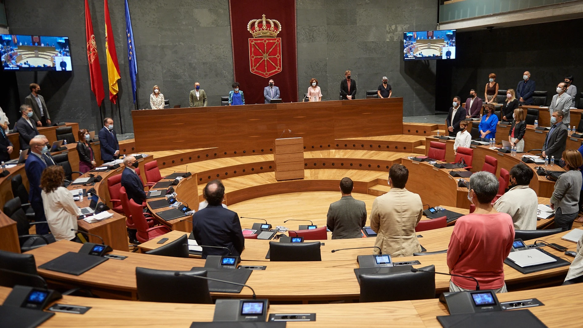 El pleno del Parlamento de Navarra guarda un minuto de silencio en memoria de la última víctima de la violencia de géneroPARLAMENTO DE NAVARRA16/09/2021