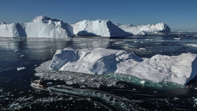 Una serie de icebergs flotan en Groenlandia, efecto del calentamiento global