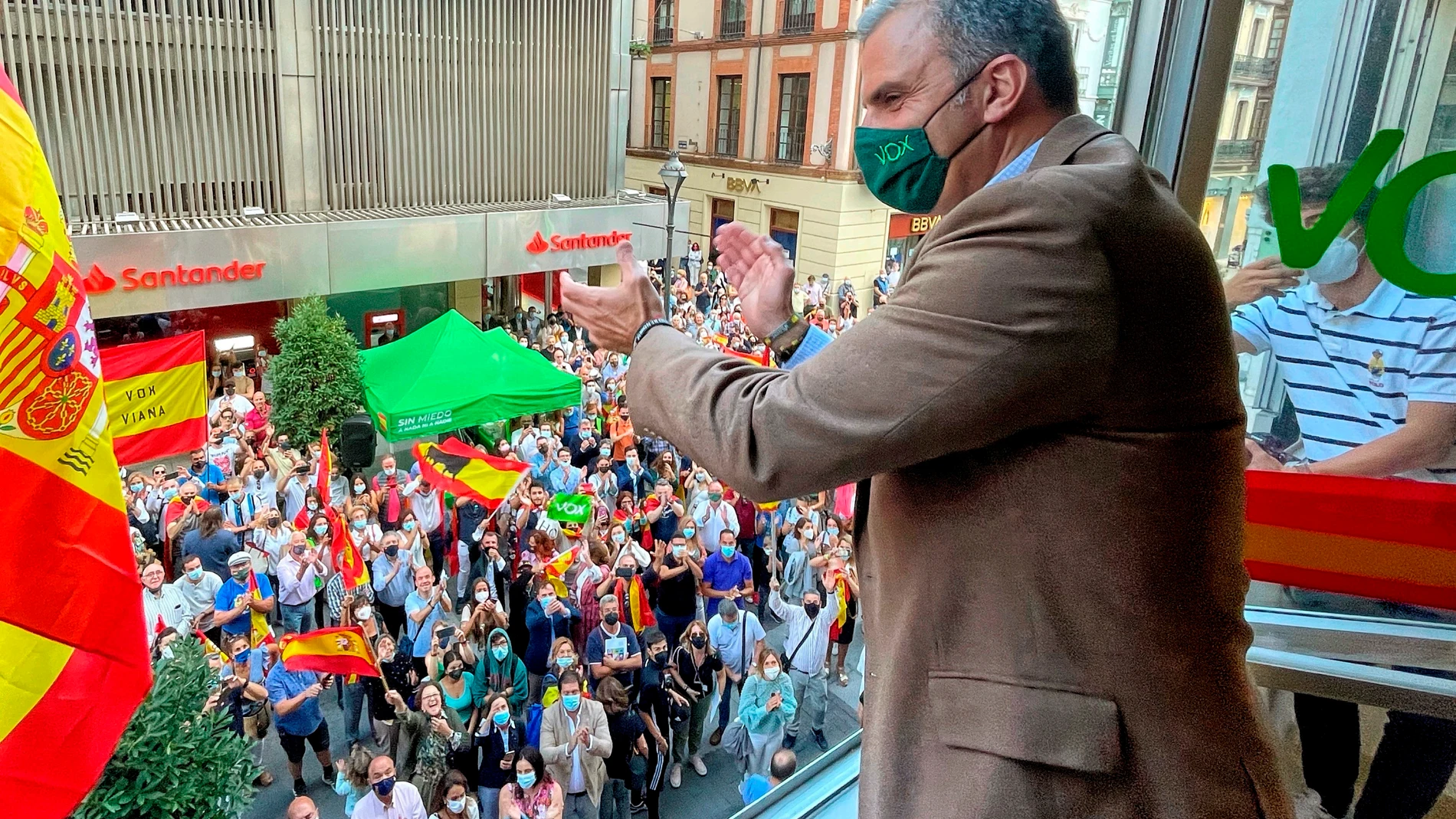 El secretario general de Vox, Javier Ortega Smith, saluda a los simpatizantes tras inaugurar la nueva sede de Vox en Valladolid. EFE/NACHO GALLEGO