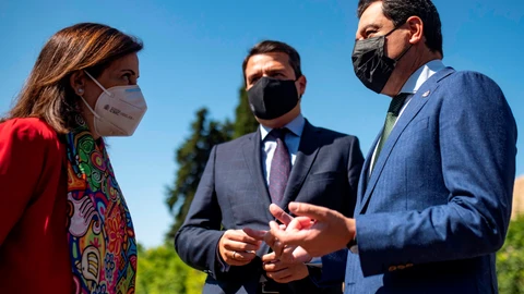 La ministra de Defensa, Margarita Robles, junto al presidente de la Junta de Andalucía, Juanma Moreno (d), y el alcalde de Córdoba, José María Bellido, momentos antes de la firma del protocolo