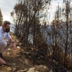 El presidente de la Junta de Andalucía, Juanma Moreno, visita la zona del incendio de Sierra Bermeja