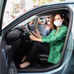 La presidenta de la Comunidad de Madrid, Isabel Díaz Ayuso, prueba un coche eléctrico en la sexta edición de la Feria del Vehículo Eléctrico de Madrid 2021 (VEM), en la Plaza de Colón