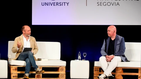 El escritor irlandés John Boyne (d), autor del exitoso libro 'El niño con el pijama de rayas', junto con el escritor Alberto Marcos, durante su intervención esta mañana en el Hay Festival Segovia