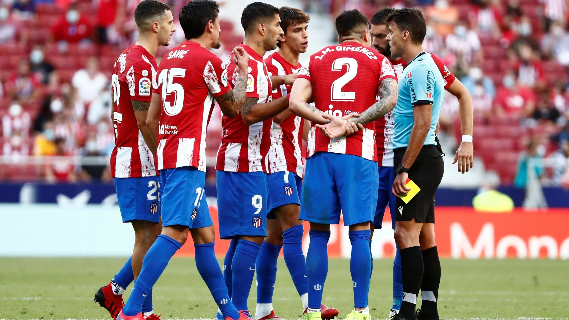 Los jugadores del Atlético discuten con Gil Manzano