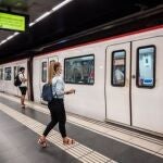 Usuarios en el Metro de Barcelona