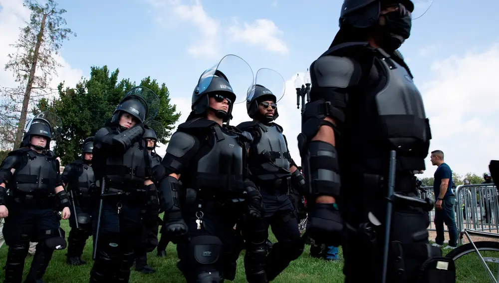 Policía del Capitolio durante las protestas de "Justice for J6"