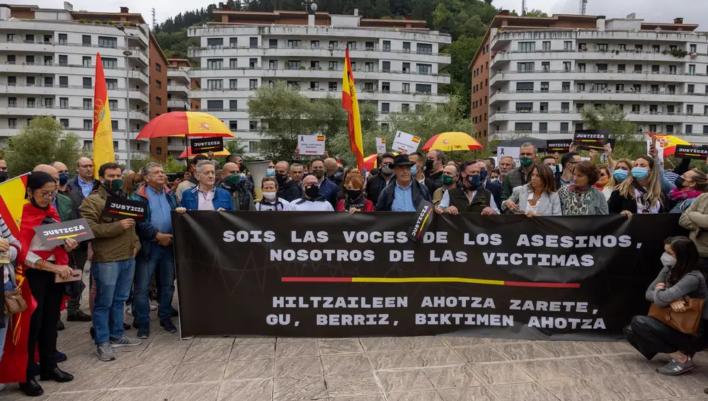 Víctimas del Terrorismo y miembros de Vox en Mondragó rinden homenaje a los asesinados por ETA y el sanguinario Parot
