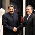 Maduro ha compartido una fotografía con el ministro de Exteriores de México, Marcelo Ebrard