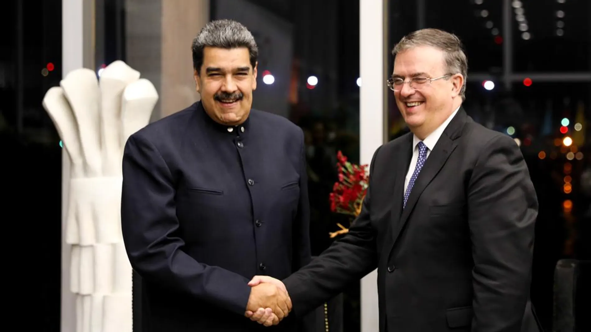 Maduro ha compartido una fotografía con el ministro de Exteriores de México, Marcelo Ebrard