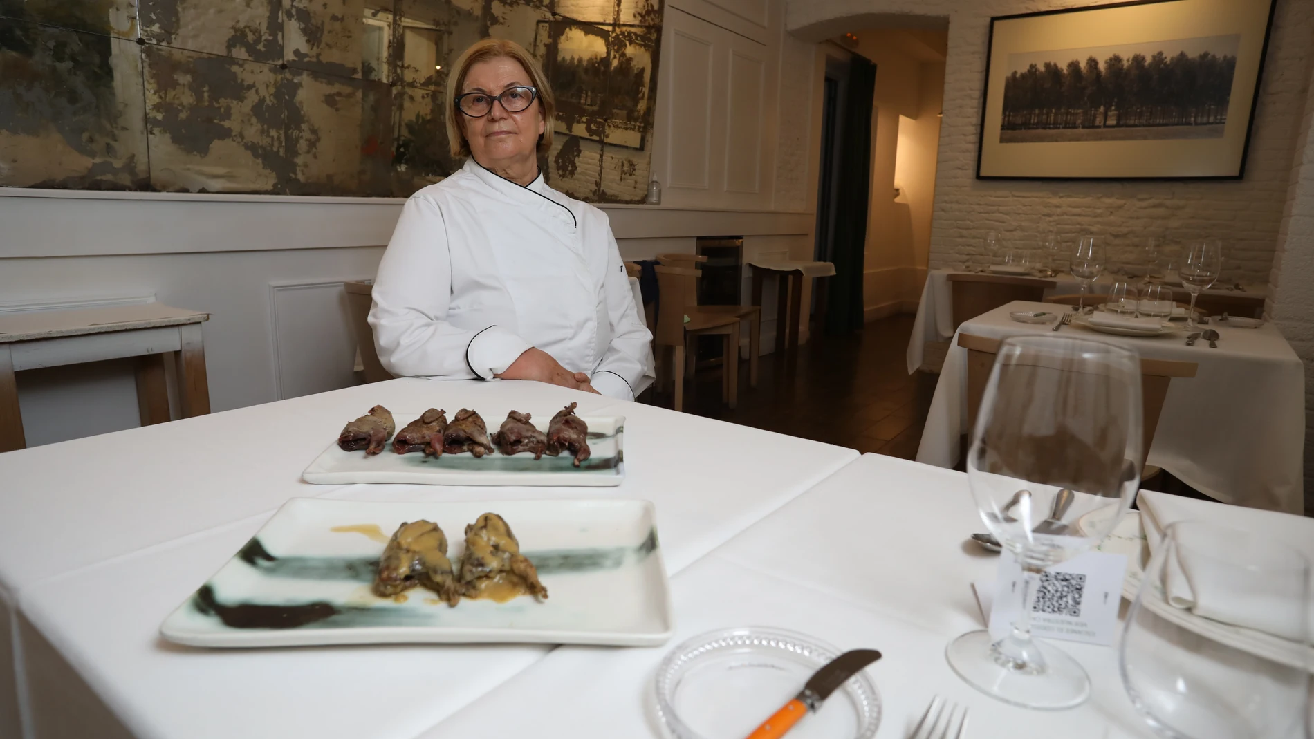 Pilar, cocinera del restaurante Villoldo, con un plato de codornices.