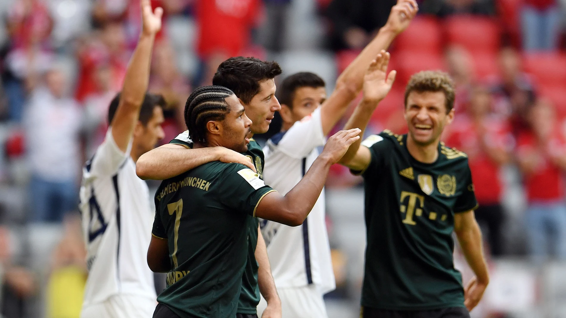 Lewandowski celebra su gol al Bochum con Gnabry y Muller