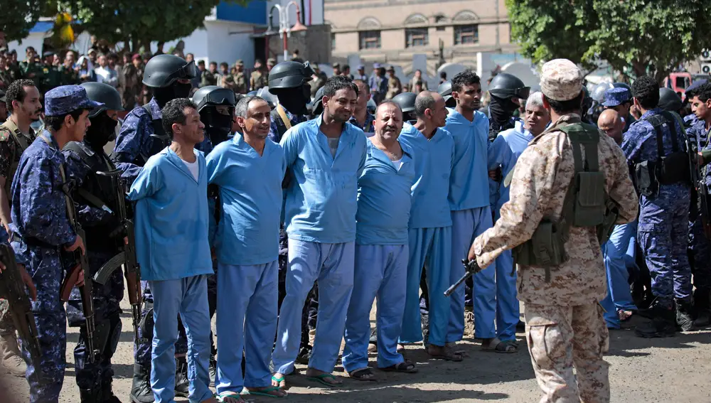 Los nueve condenados, minutos antes de ser ejecutados en Yemen