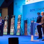 El vicerector de Investigación y Transferencia José Miguél Mateos Roco y el alcalde, Carlos Manuel García Carbayo, durante la entrega de premios del concurso de la Comisión Europea para jóvenes científicos EUCYS 2021