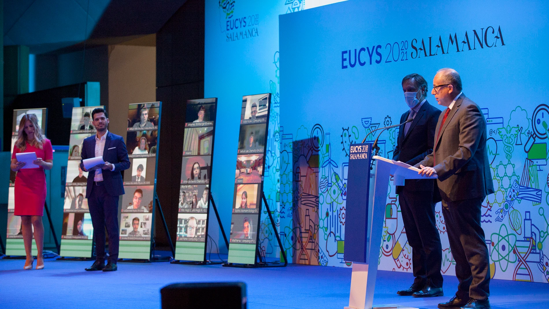 El vicerector de Investigación y Transferencia José Miguél Mateos Roco y el alcalde, Carlos Manuel García Carbayo, durante la entrega de premios del concurso de la Comisión Europea para jóvenes científicos EUCYS 2021