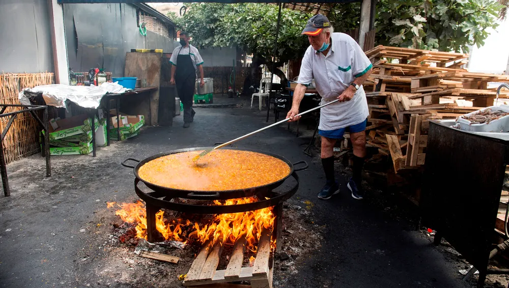 El empresario Francisco Ortega 'Ayo' cocina una de sus paellas en el mismo chiringuito de la playa de Burriana donde se rodó parte de la mítica serie de televisión "Verano Azul", cuando se cumplen 40 años de esta. EFE/Daniel Pérez