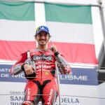 Pecco Bagnaia, en el podio del circuito Marco Simoncelli de Misano, tras ganar el Gran Premio de San Marino