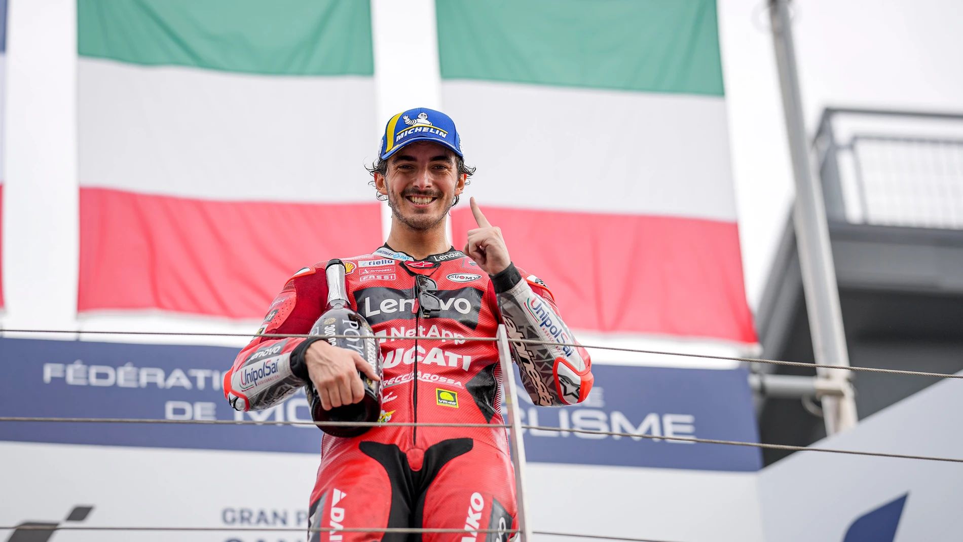 Pecco Bagnaia, en el podio del circuito Marco Simoncelli de Misano, tras ganar el Gran Premio de San Marino