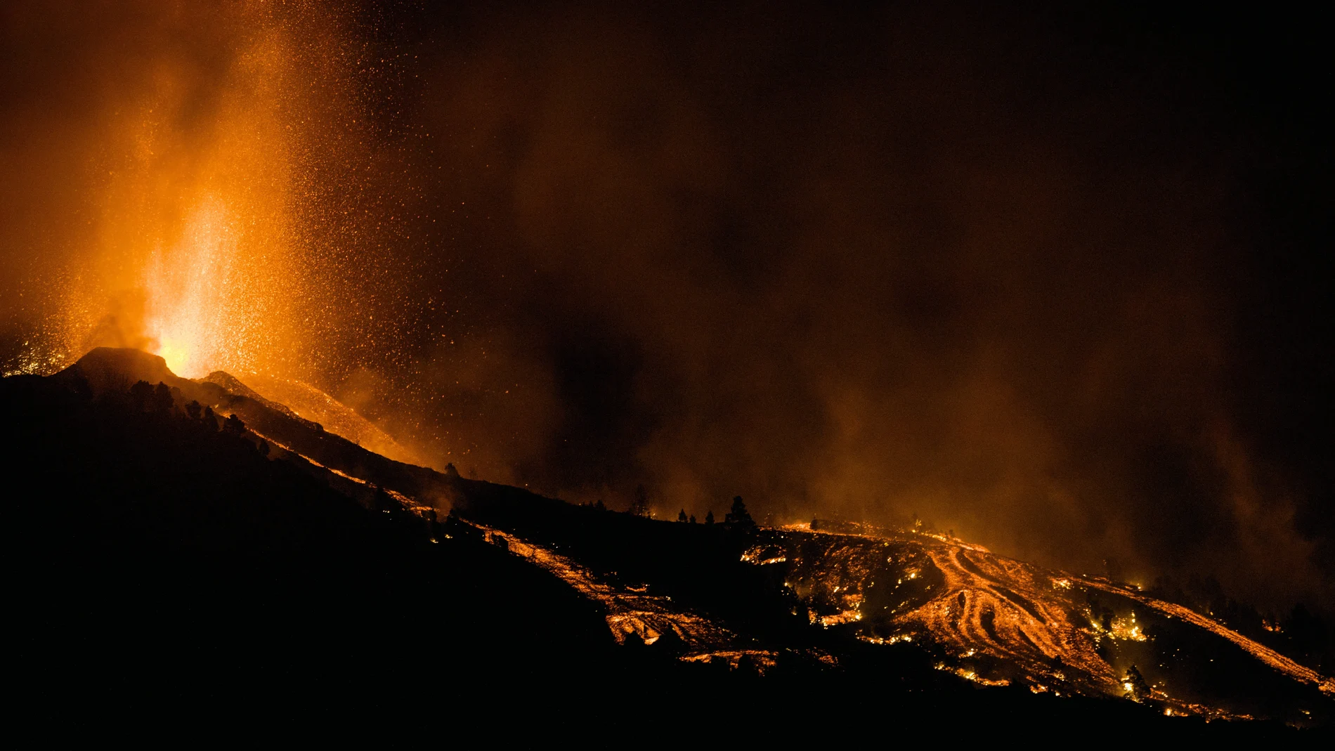 La lava fluye del volcán en erupción en la isla de La Palma.