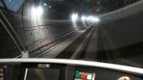 Vista general del túnel por el que el primer tren en pruebas completó en septiembre el recorrido de la variante ferroviaria de Pajares