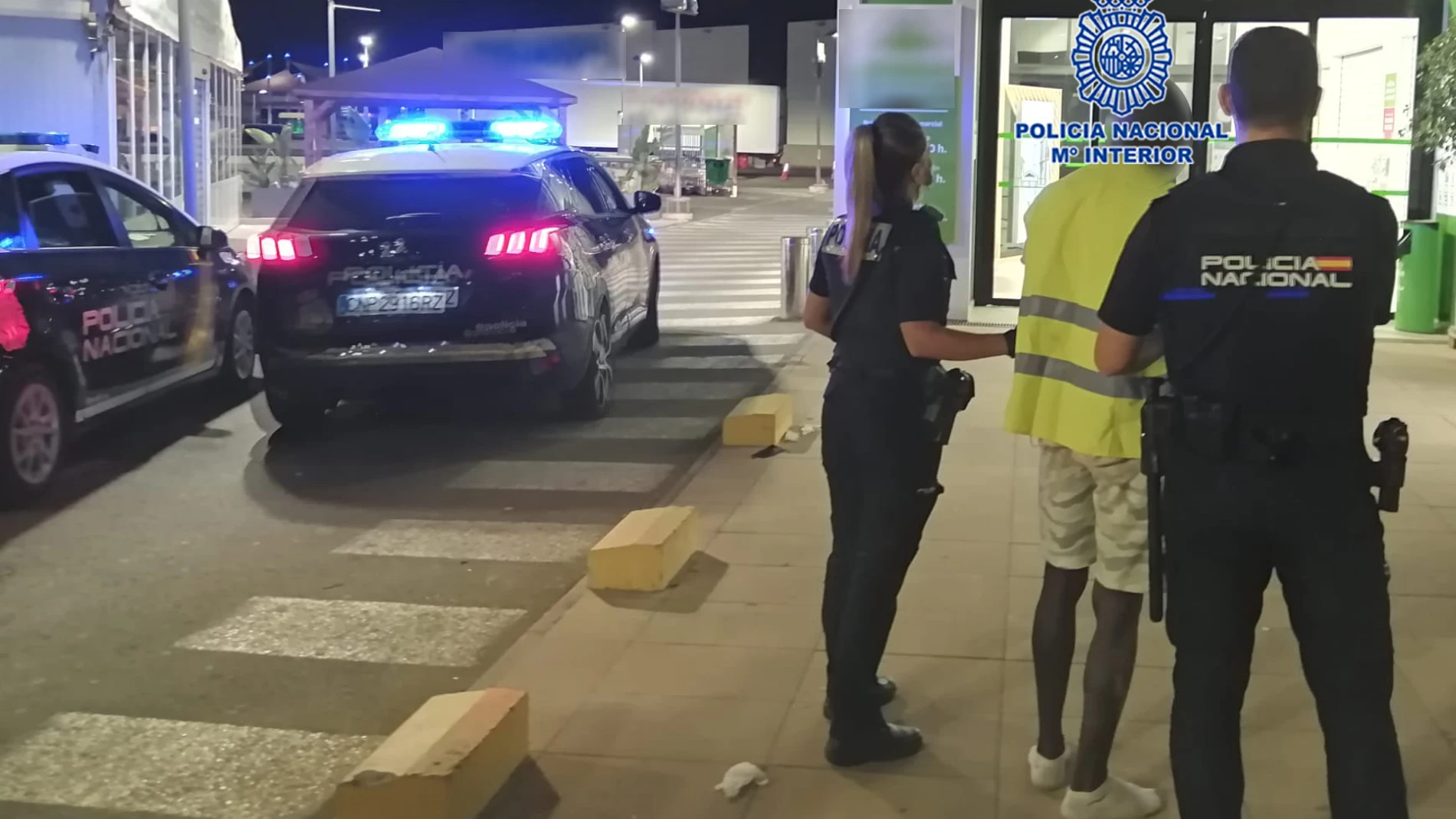La Policía Nacional detiene in fraganti al presunto autor de robar con fuerza en el interior de un gran almacén